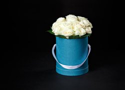 Białe róże w niebieskim pudełku