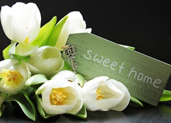 Białe tulipany z napisem na drewnianej tabliczce