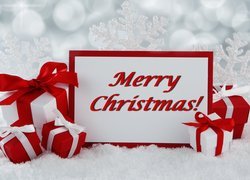 Biało-czerwone prezenty i kartka z napisem Merry Christmas