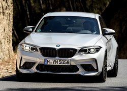 BMW M2 Competition na drodze przodem