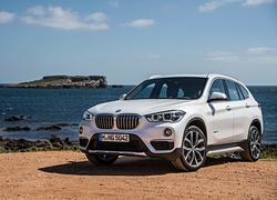 Białe, BMW X1 sDrive28i SUV, 2017