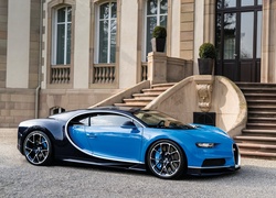 Bugatti Chiron przed pałacem Saint Jean w Molsheim