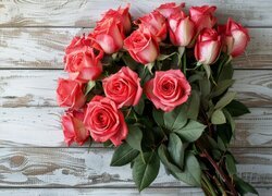 Bukiet czerwonych róż na białych deskach