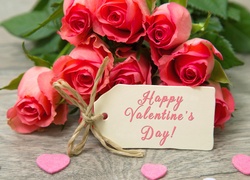 Bukiet czerwonych róż z serduszkami i życzeniami na Walentynki
