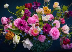 Bukiet kolorowych kwiatów w wazonie