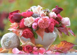 Bukiet kolorowych róż w wazonie