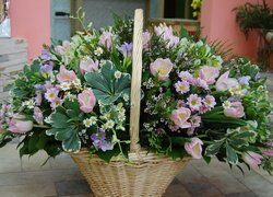 Bukiet kwiatów w koszyku wiklinowym