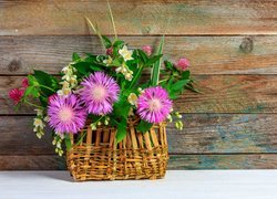 Bukiet kwiatów w koszyku