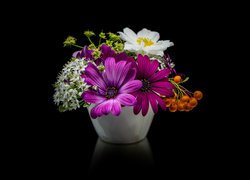 Bukiet kwiatów w naczyniu na ciemnym tle