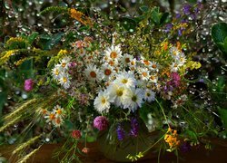 Bukiet polnych kwiatów w wazonie