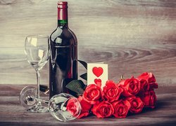 Bukiet róż obok wina w butelce i kartki na Walentynki