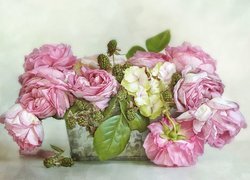 Bukiet róż z hortensjami i zielonymi jeżynami w doniczce