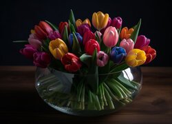 Bukiet różnokolorowych tulipanów w szklanym wazonie