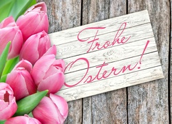 Bukiet różowych tulipanów z życzeniami wielkanocnymi na desce