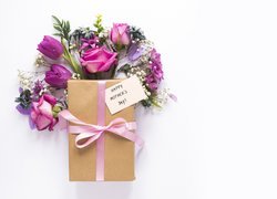 Bukiet tulipanów i róż z prezentem na Dzień Matki
