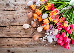 Bukiet tulipanów z gałązkami bazi i pisankami w wielkanocnej dekoracji