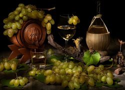 Butelka z winem i kieliszek obok winogron