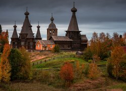 Cerkiew i domy we wsi Nenoksa jesienią