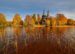 Jesień, Jezioro, Cerkiew, Drzewa, Roślinność, Szuwary, Wieś Chelmuzhi, Republika Karelia, Rosja