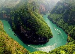 Chińska rzeka Jangcy wije się wśród gór