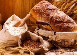 Chleb obok mąki i ziaren w worku