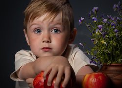 Chłopiec z jabłkami