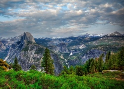 Chmury nad doliną Yosemite w górach Sierra Nevada
