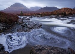 Chmury nad górami i rzeką na wyspie Skye
