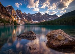 Kanada, Prowincja Alberta, Jezioro Moraine, Drzewa, Góry, Chmury, Odbicie, Park Narodowy Banff