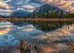 Chmury nad jeziorem Vermilion Lake i górami w Parku Narodowym Banff