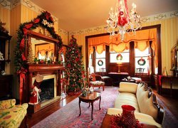 Choinka i ozdoby bożonarodzeniowe w salonie z kominkiem