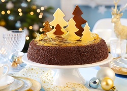 Ciasto udekorowane czekoladowymi choinkami na świątecznym stole