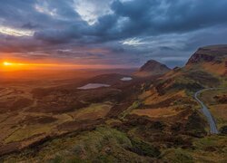 Szkocja, Wyspa Skye, Quiraing, Wzgórza, Góry, Ścieżka, Jeziora, Zachód słońca, Chmury