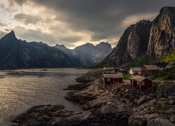 Morze Norweskie, Lofoty, Góry, Domy, Wioska Hamnoy, Norwegia