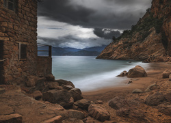 Ciemne chmury nad morskim wybrzeżem i starym domem na Korscyce