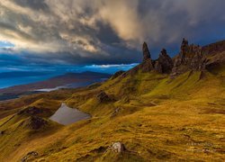 Ciemne chmury nad wzgórzem The Storr na szkockiej wyspie Skye