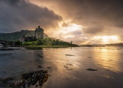 Szkocja, Zamek, Eilean Donan, Jezioro, Most, Drzewa, Zachód słońca, Chmury