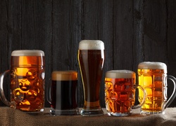 Ciemne i jasne piwo w kuflach i szklankach