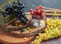 Ciemne i jasne winogrona na deskach