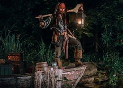 Cosplayer Jacka Sparrowa na łódce