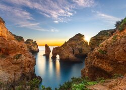 Portugalia, Region Algarve, Cypel, Ponta da Piedade, Morze, Skały, Promienie słońca