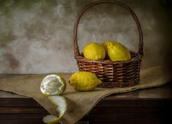 Cytryny w koszyku i położone obok na serwecie