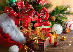 Czapka Mikołaja pośród prezentów świątecznych
