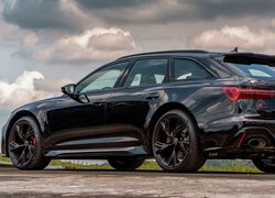 Czarne Audi RS 6 Avant