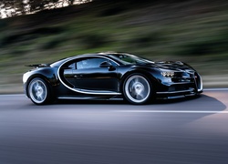 Czarne Bugatti Chiron rocznik 2016 mknie asfaltowa drogą