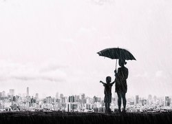 Czarno-biała grafika kobiety z dzieckiem pod parasolem