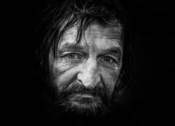 Czarno-biały portret starszego mężczyzny z brodą