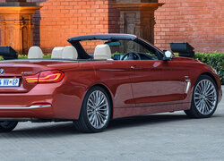 Czerwone BMW Seria 4 kabriolet