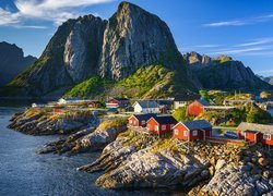Norwegia, Lofoty, Wyspa Moskenesoya, Wieś Hamnoy, Morze Norweskie, Domy, Góry