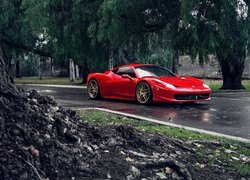 Czerwone Ferrari 458 Italia na drodze